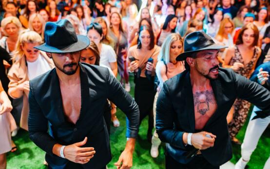 Финальная Латина на крыше на 800 человек: живая музыка и мощные хиты. Despacito, Macarena, Daddy Yankee — поем и танцуем вместе.